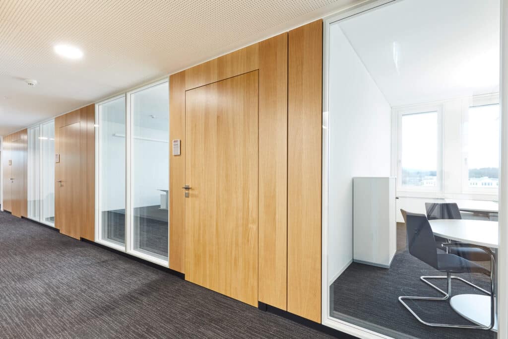 Frame screen-Glastrennwände sind mit passenden Glas- oder Volltüren lieferbar.