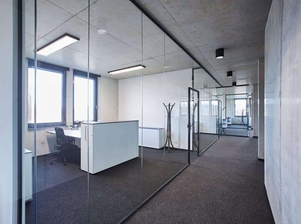 Glass light: lichtdurchflutete Räume mit einer Glastrennwand bis 3,3 m Raumhöhe ohne Unterbruch
